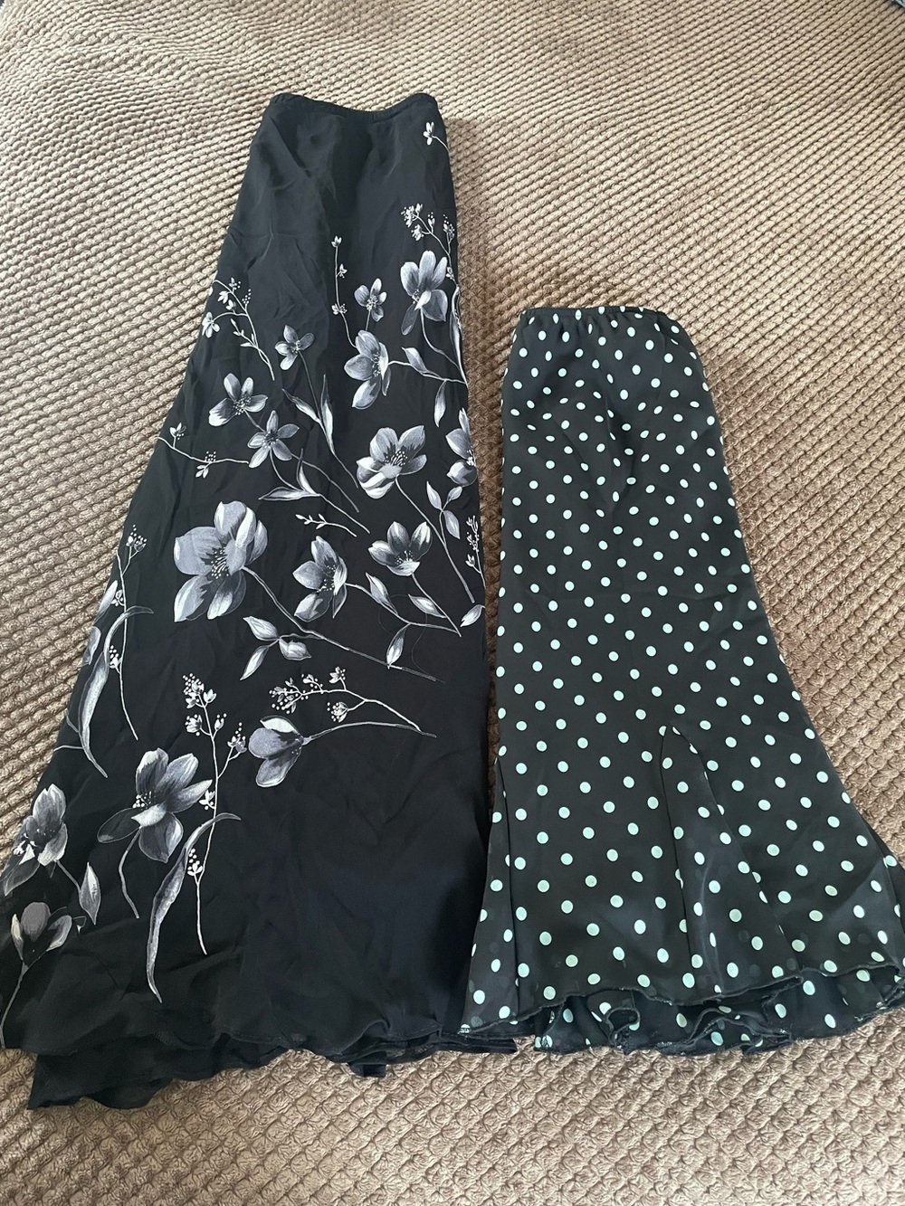 Lot Of 2 Women’s Summer Skirts 26” Elastic Waist M (8/10)